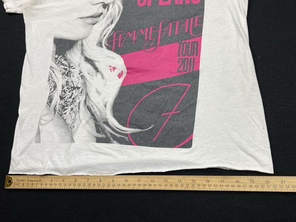 Britney Spears Size Medium Femme Fatale 2011 Tour White Short Sleeve T-Shirt - Picture 5 of 9